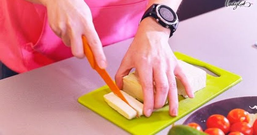 Fit večeře: Tofu tyčinky se zeleninovým salátem a krutony | Ladylab.cz