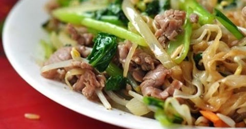 Vietnamské smažené Pho s hovězím masem (phở xào)