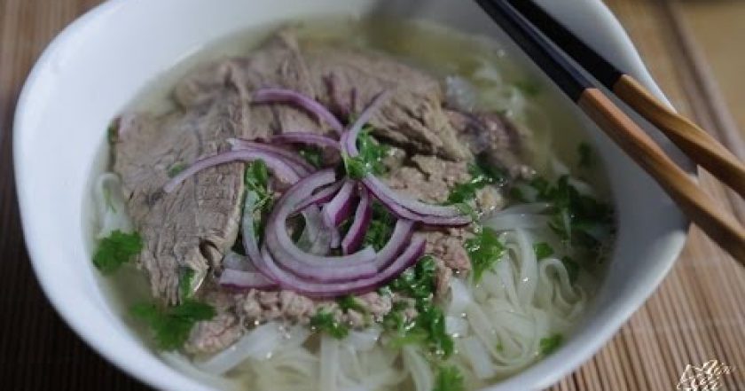 Phở bò tái chín (hovězí polévka)