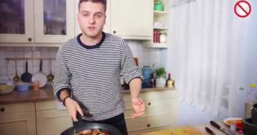 RECEPT – Salát s kuřecím masem a banány ve slanině (Konec plýtvání)